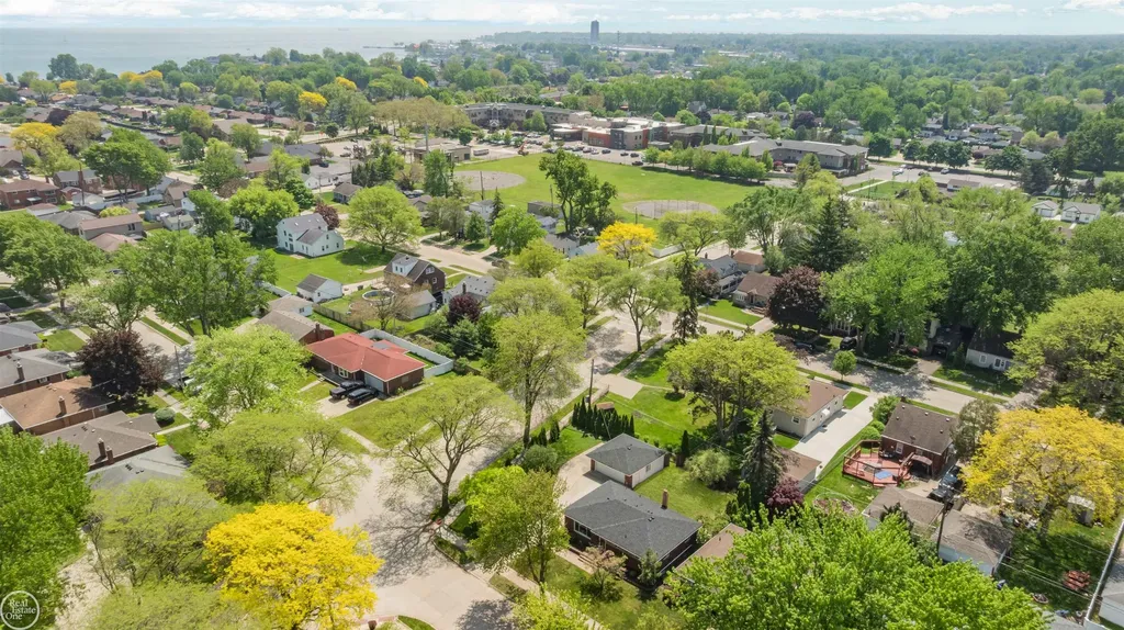 21920 Lakeshire St. Clair Shores City MI 48081