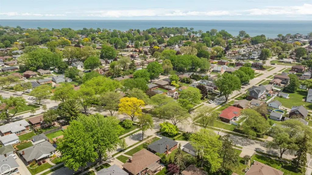 21920 Lakeshire St. Clair Shores City MI 48081