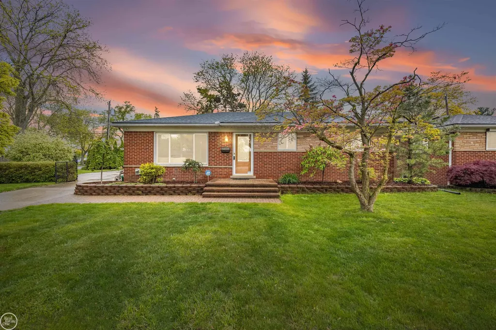 21920 Lakeshire St. Clair Shores City MI 48081