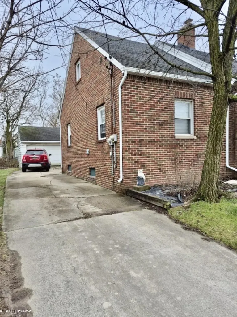 2044 E Bristol Road Burton City MI 48529