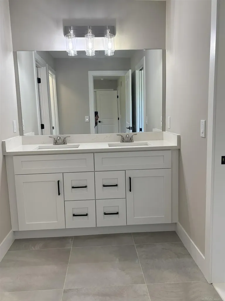 10505 Excalibur Drive Shelby Charter Township MI 48315