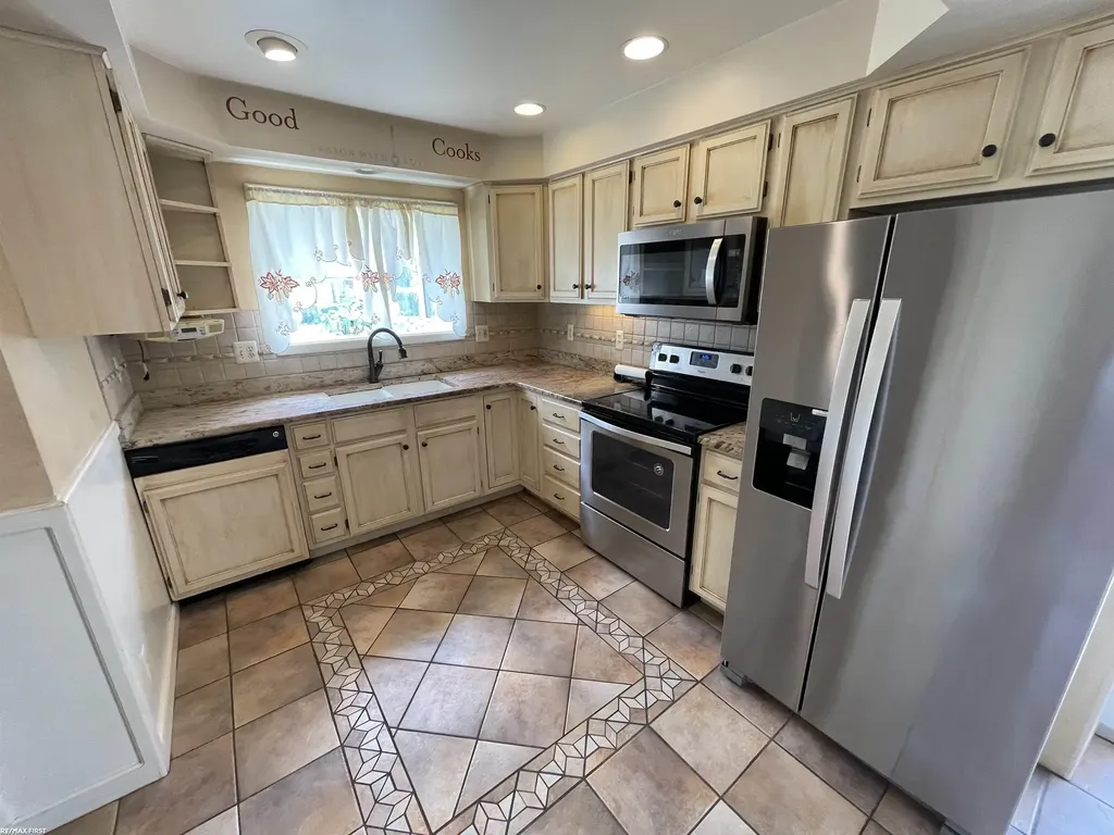 16666 Dort Street Roseville City MI 48066