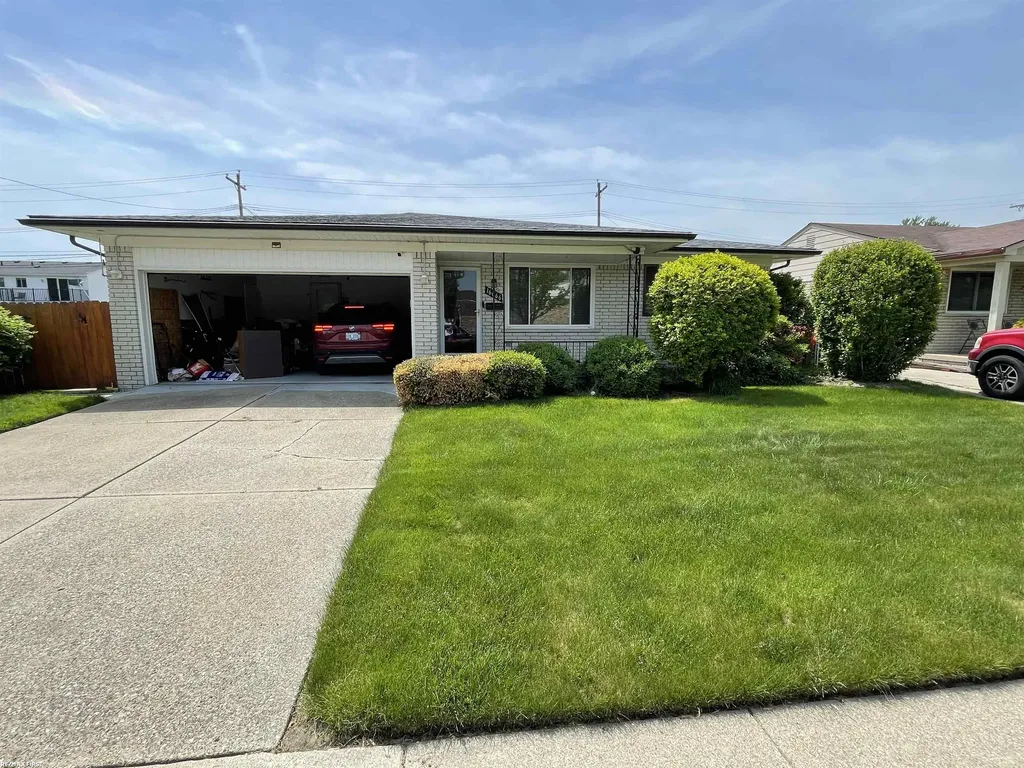 16666 Dort Street Roseville City MI 48066