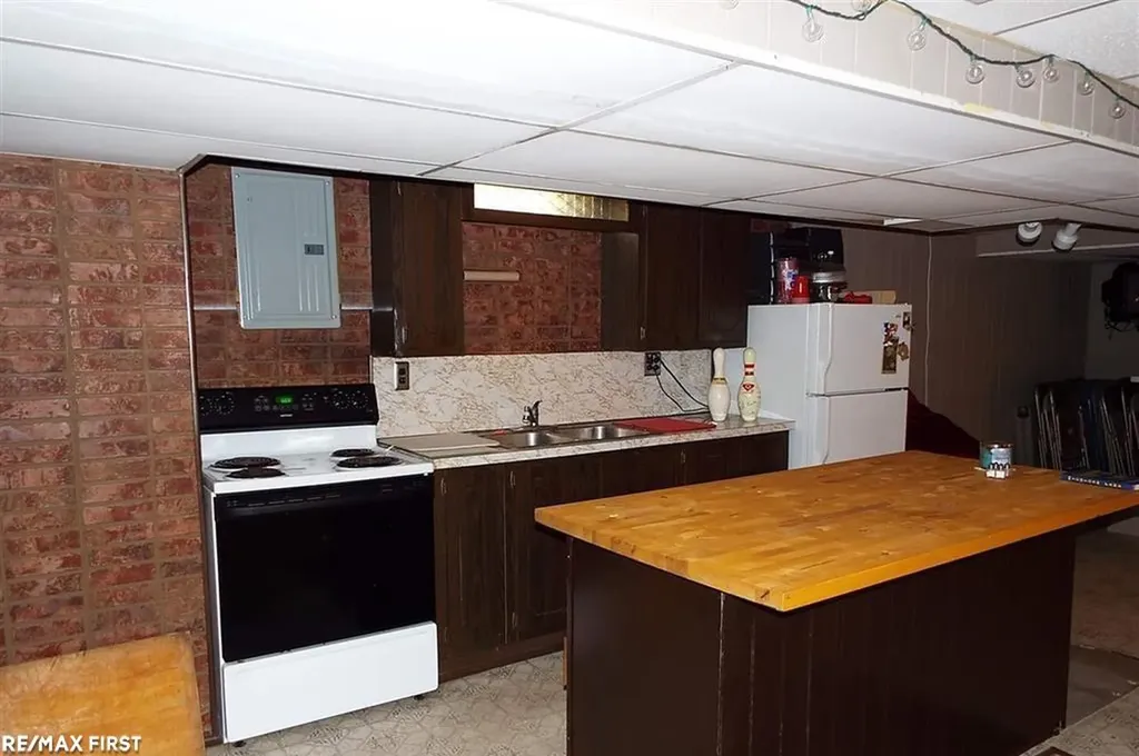16666 Dort Street Roseville City MI 48066