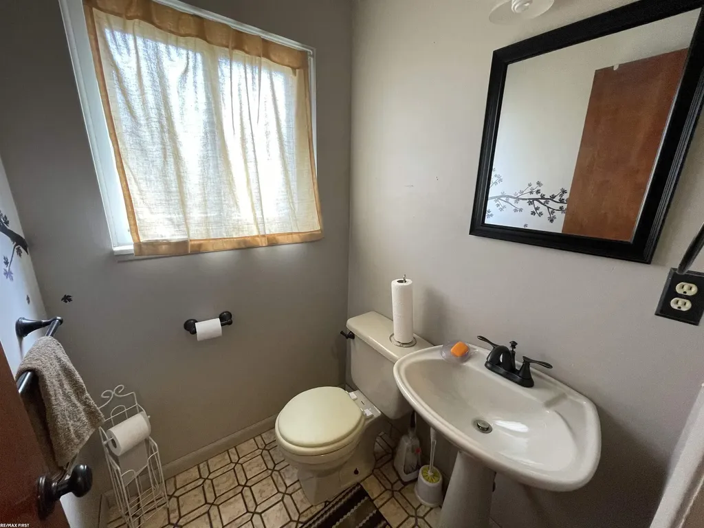 16666 Dort Street Roseville City MI 48066