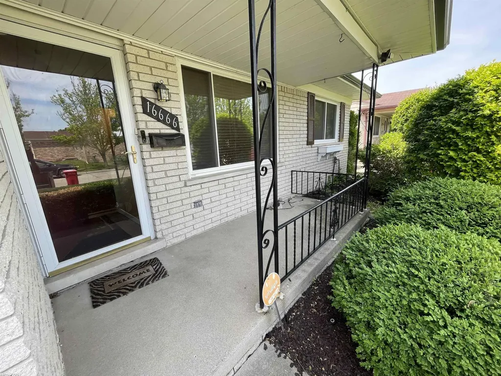 16666 Dort Street Roseville City MI 48066