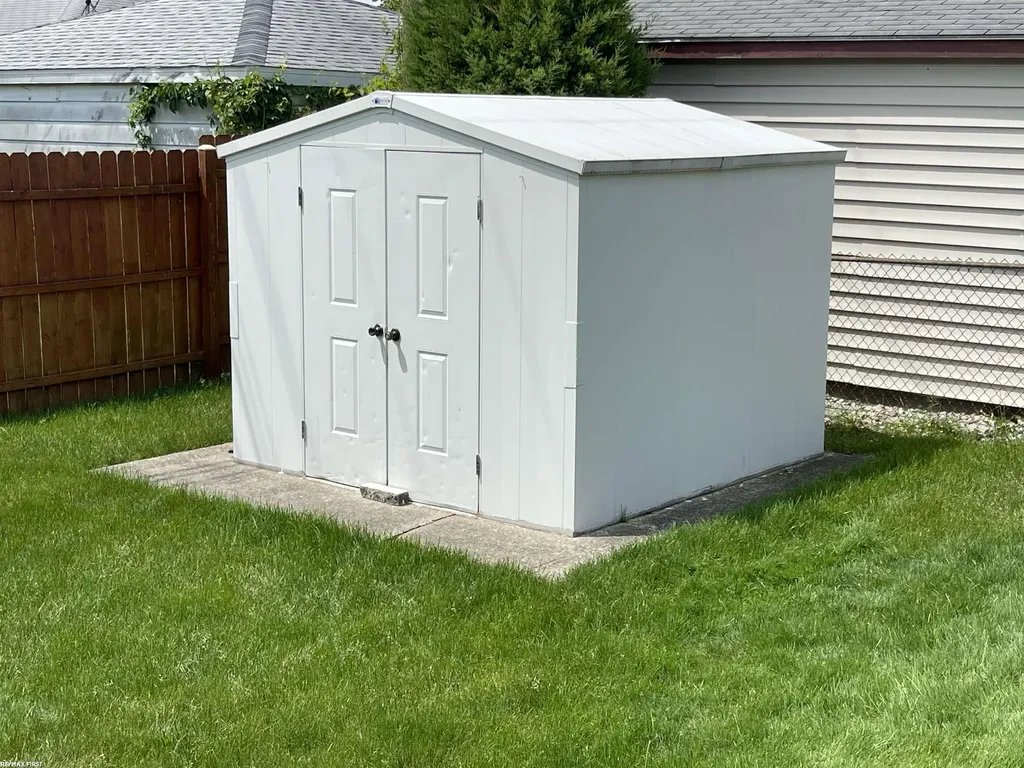 16666 Dort Street Roseville City MI 48066