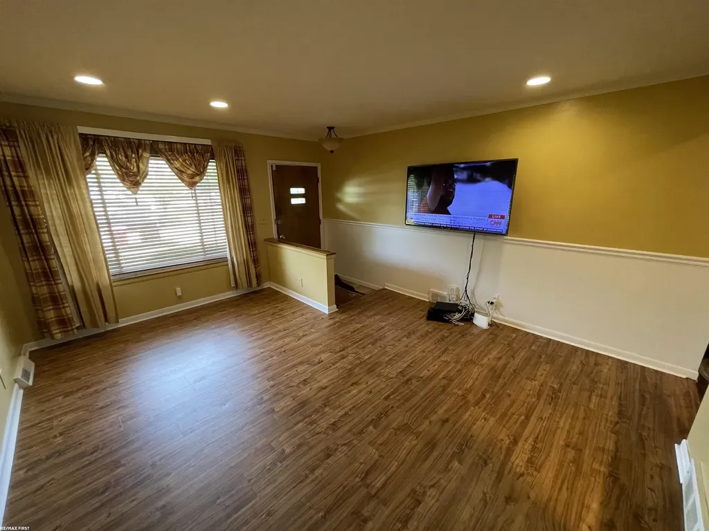 16666 Dort Street Roseville City MI 48066