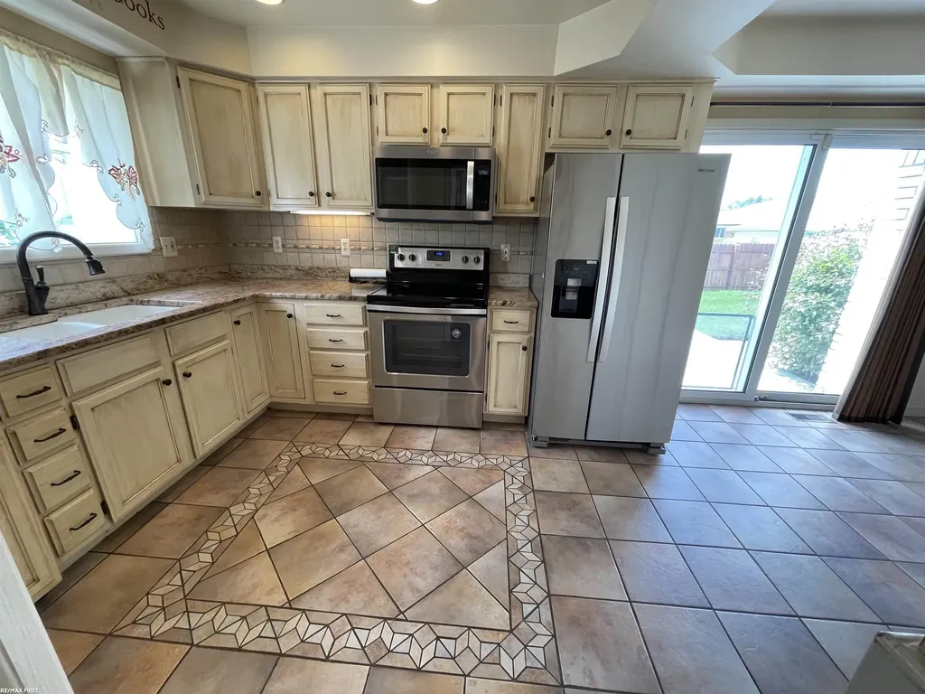 16666 Dort Street Roseville City MI 48066