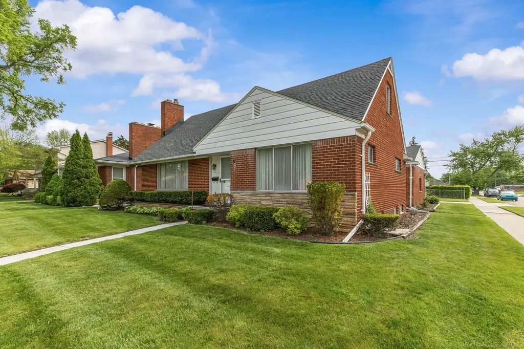 28400 Rosebriar Street St. Clair Shores City MI 48081