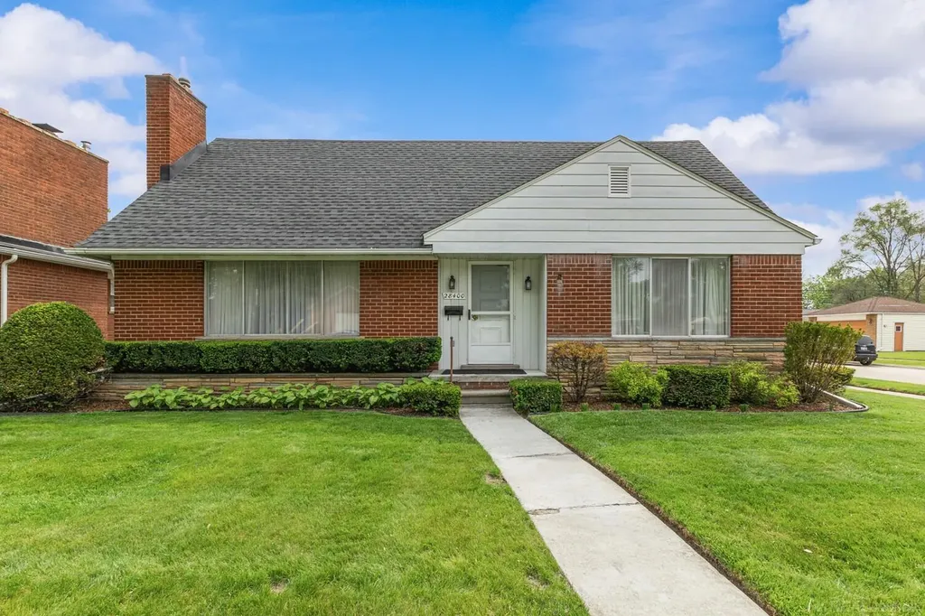 28400 Rosebriar Street St. Clair Shores City MI 48081