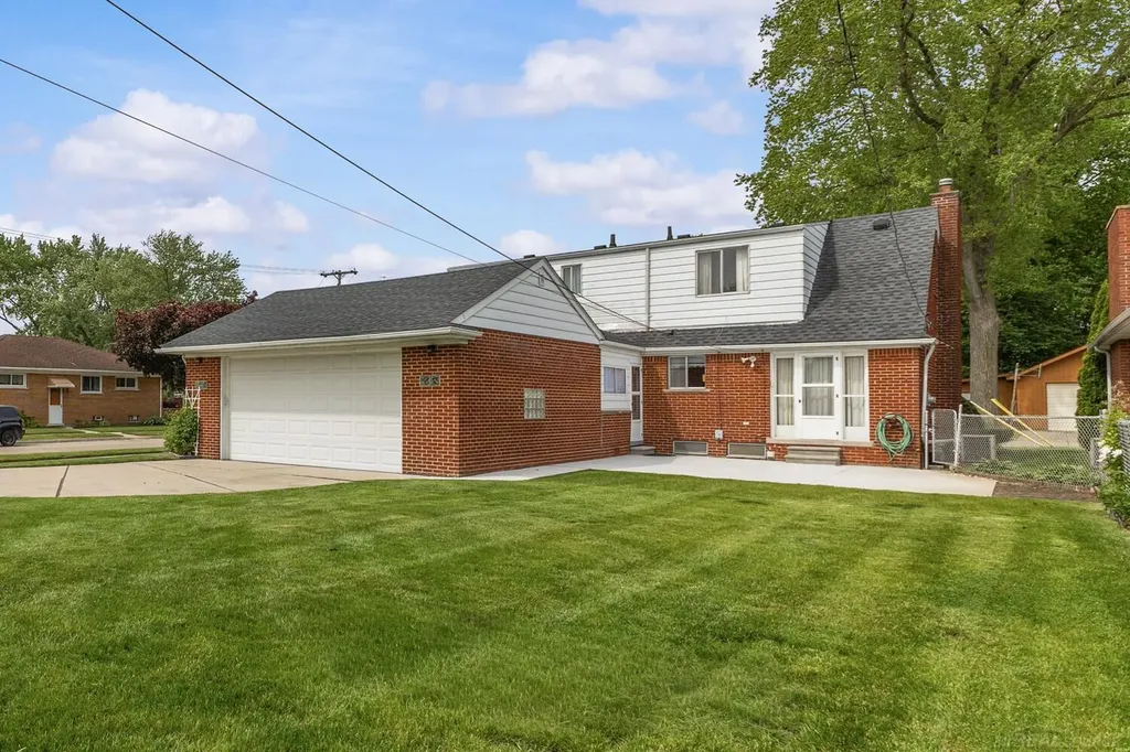 28400 Rosebriar Street St. Clair Shores City MI 48081