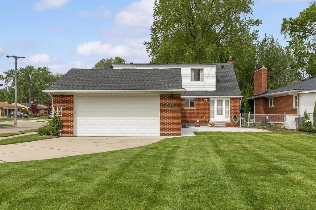 28400 Rosebriar Street St. Clair Shores City MI 48081
