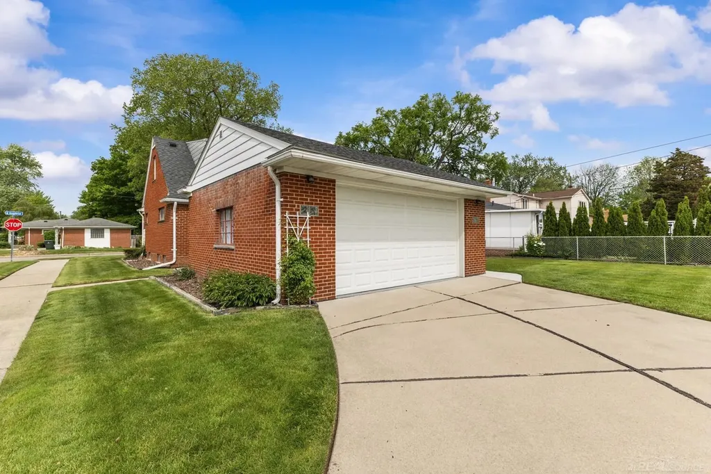 28400 Rosebriar Street St. Clair Shores City MI 48081