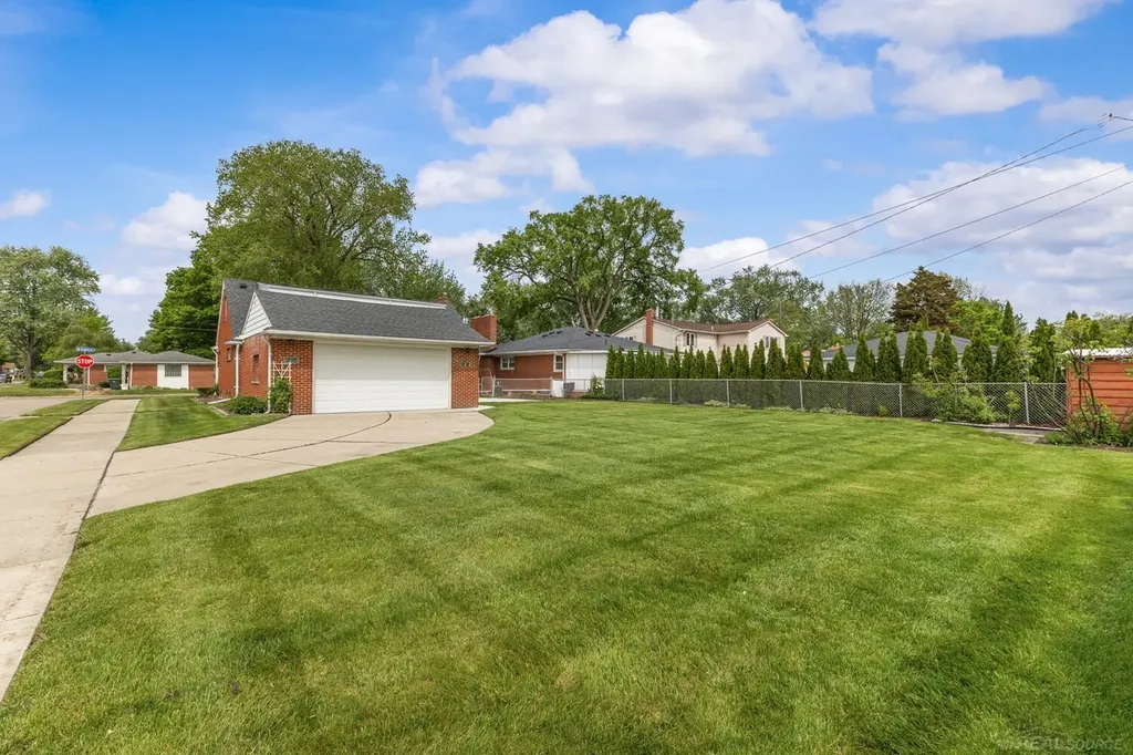 28400 Rosebriar Street St. Clair Shores City MI 48081