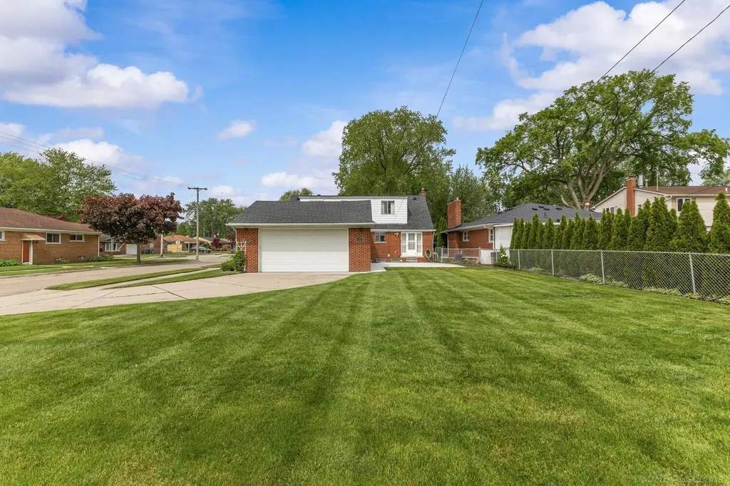 28400 Rosebriar Street St. Clair Shores City MI 48081