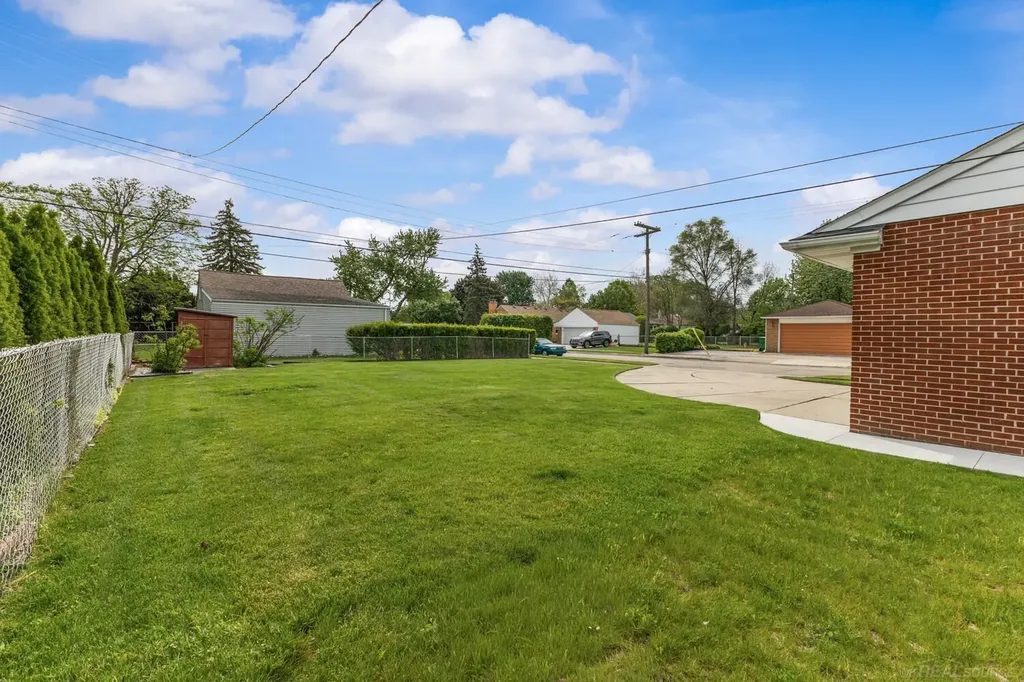 28400 Rosebriar Street St. Clair Shores City MI 48081