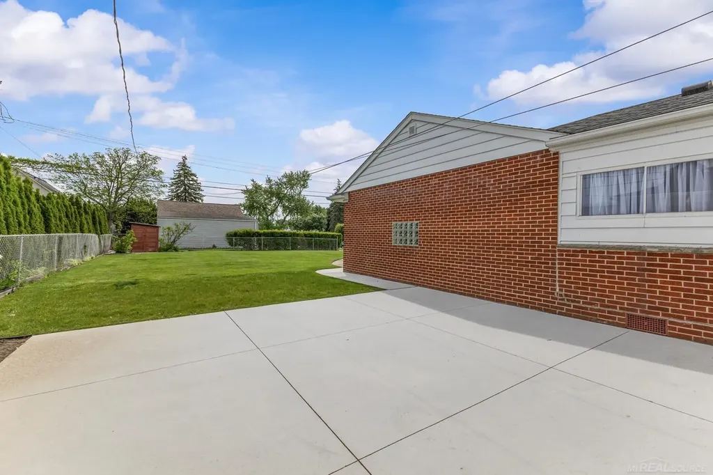 28400 Rosebriar Street St. Clair Shores City MI 48081