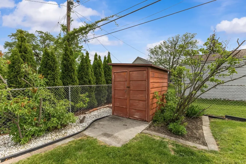 28400 Rosebriar Street St. Clair Shores City MI 48081