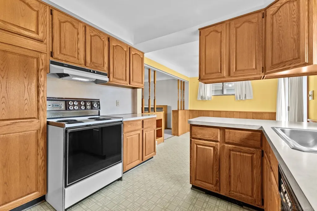 28400 Rosebriar Street St. Clair Shores City MI 48081