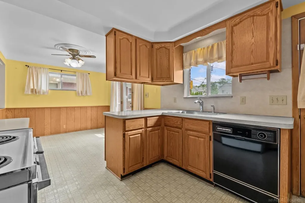 28400 Rosebriar Street St. Clair Shores City MI 48081