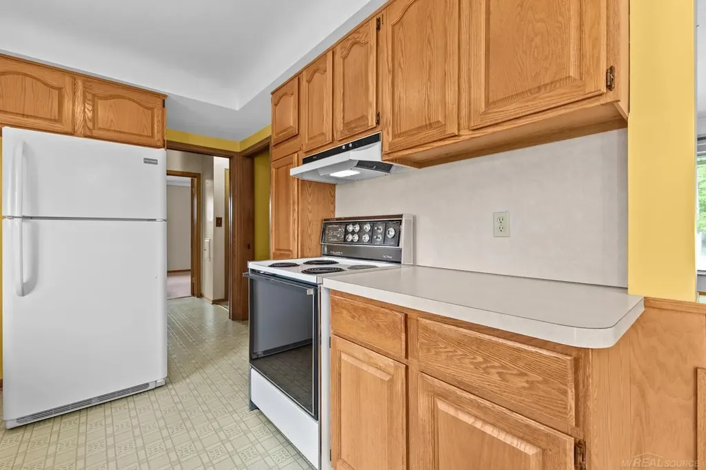 28400 Rosebriar Street St. Clair Shores City MI 48081