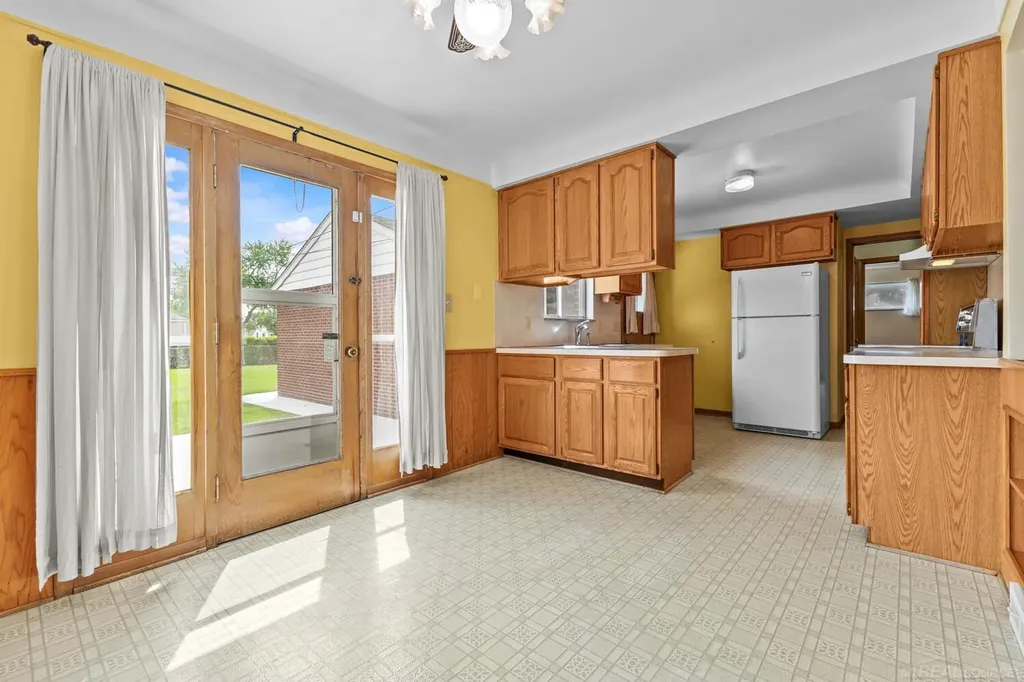 28400 Rosebriar Street St. Clair Shores City MI 48081