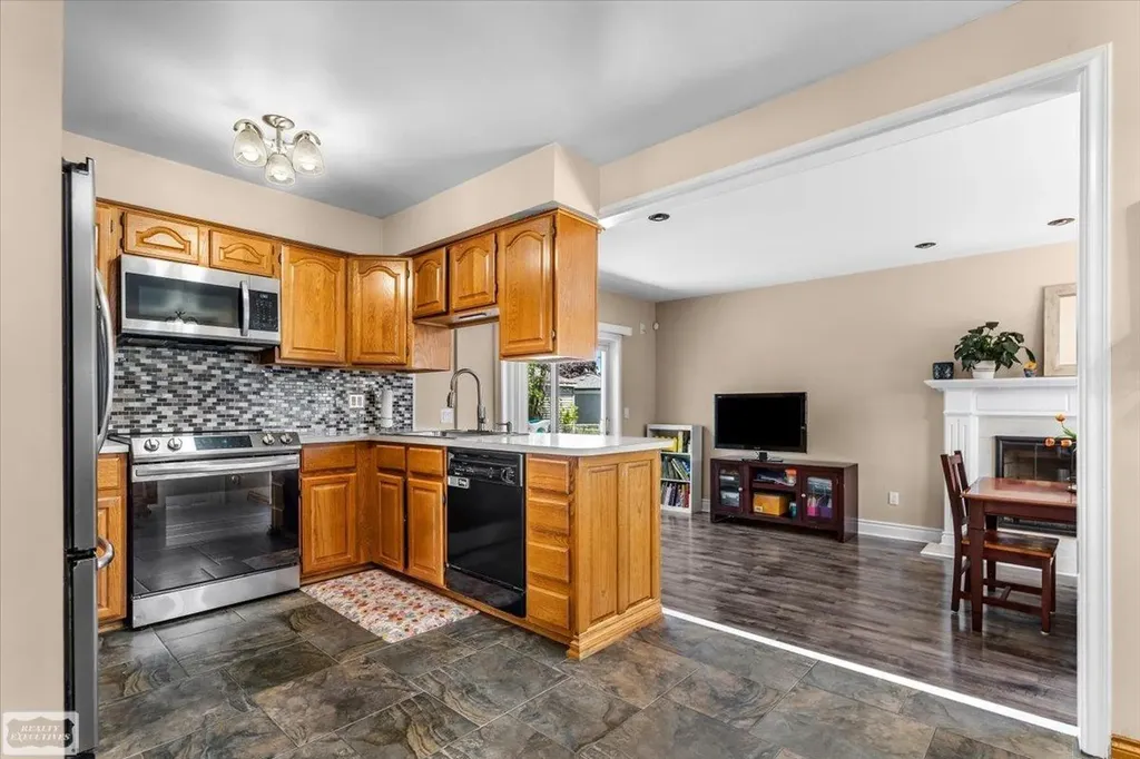 30232 Gloede Drive Warren City MI 48088