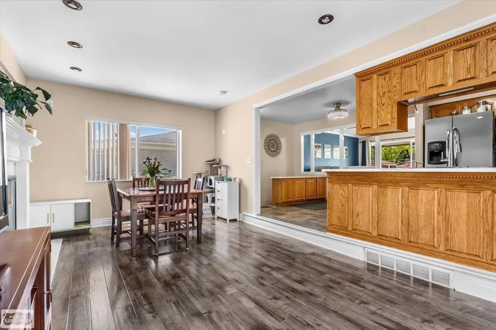 30232 Gloede Drive Warren City MI 48088