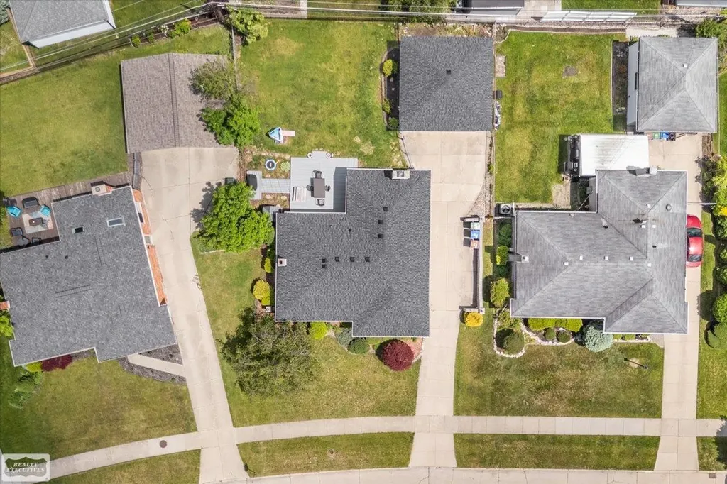30232 Gloede Drive Warren City MI 48088