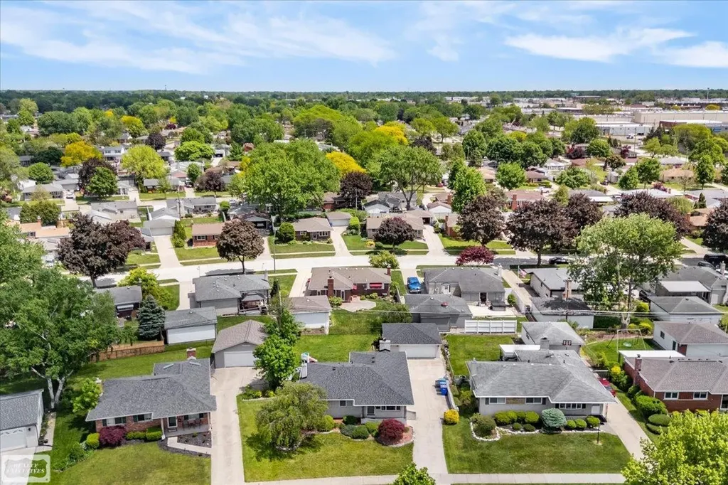 30232 Gloede Drive Warren City MI 48088