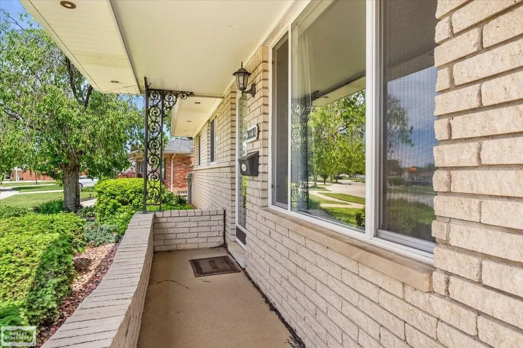 30232 Gloede Drive Warren City MI 48088