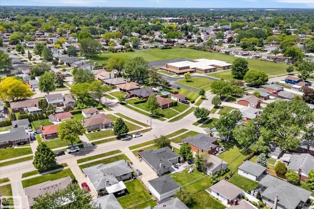 30232 Gloede Drive Warren City MI 48088
