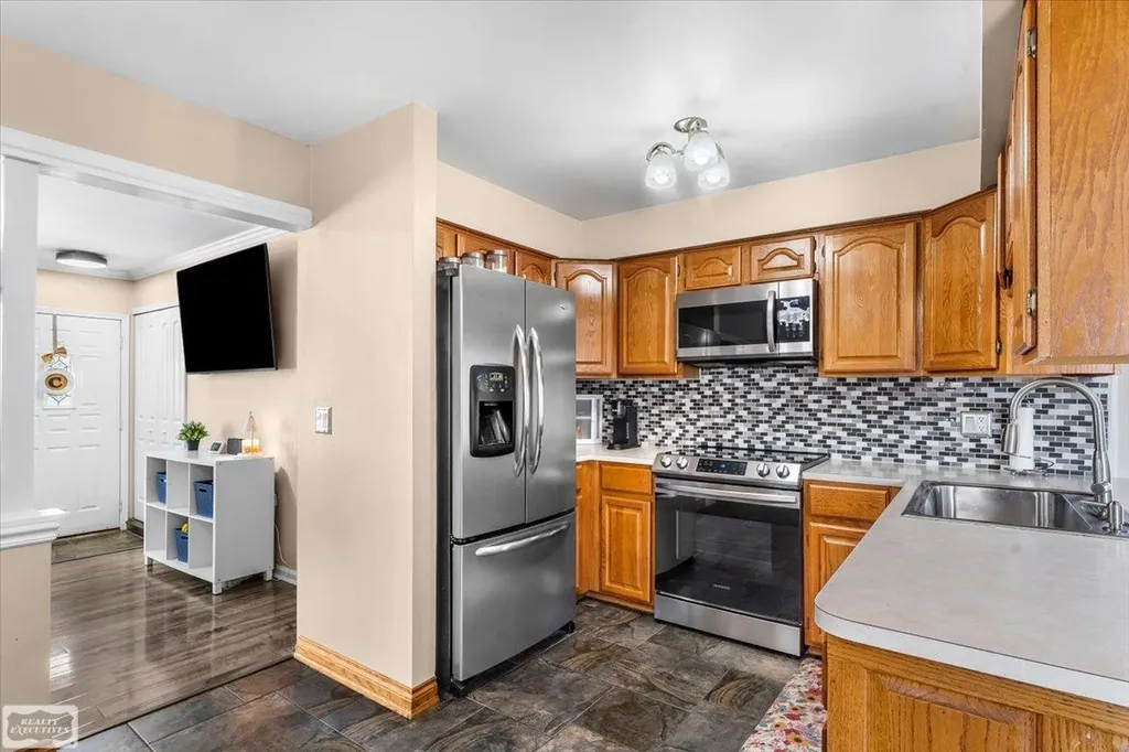 30232 Gloede Drive Warren City MI 48088