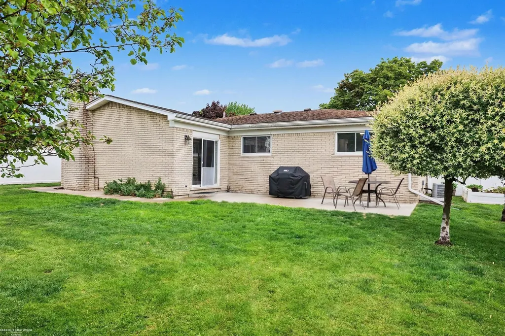 35357 Bobcean Road Clinton Charter Township MI 48035