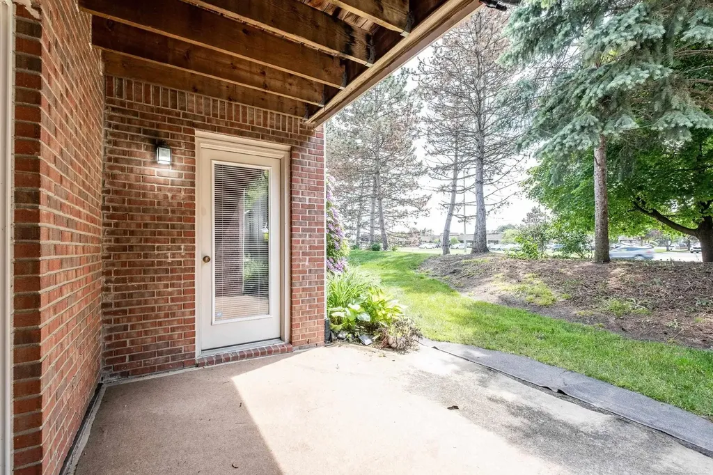 16412 Claremont Drive Clinton Charter Township MI 48038