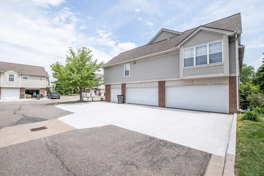 16412 Claremont Drive Clinton Charter Township MI 48038