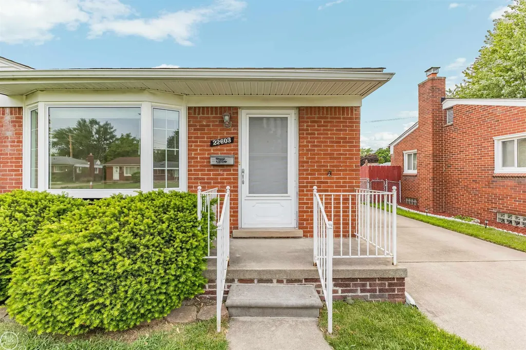 22603 Hill Street Warren City MI 48091