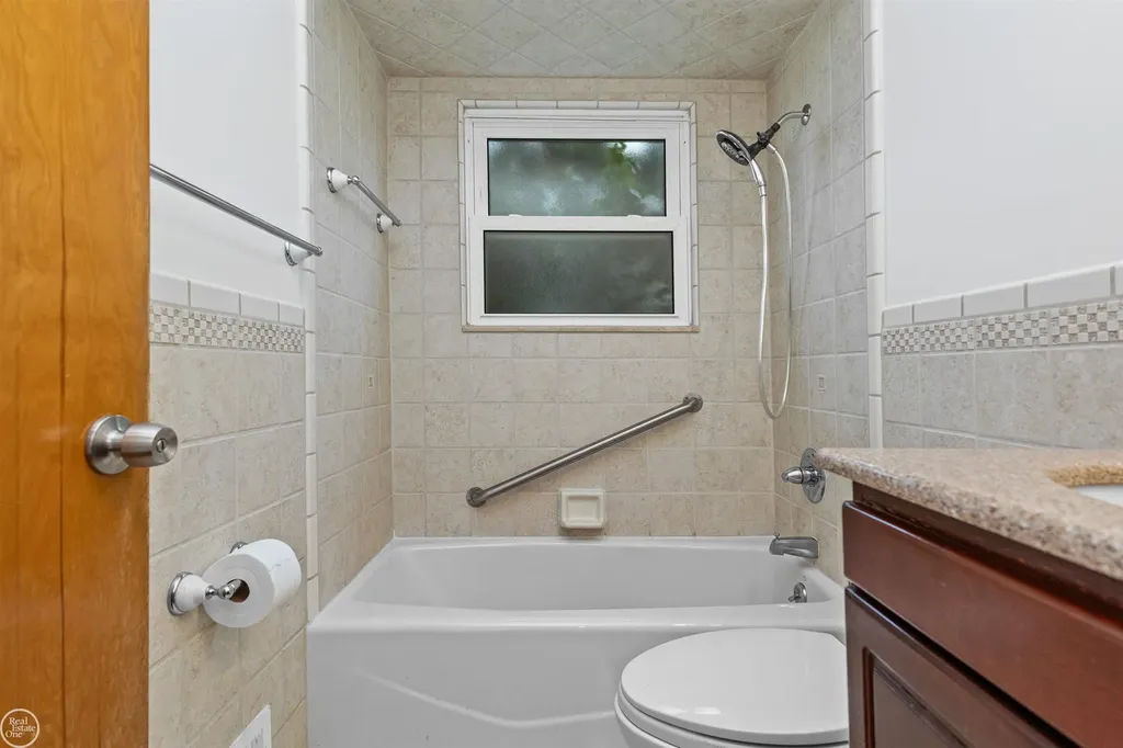 22603 Hill Street Warren City MI 48091