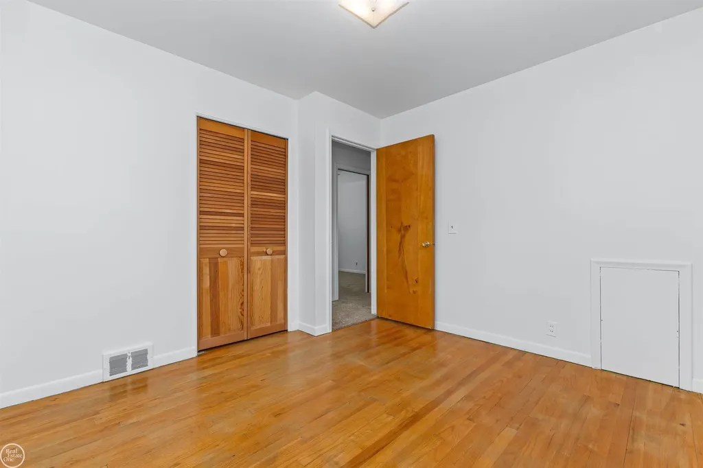 22603 Hill Street Warren City MI 48091
