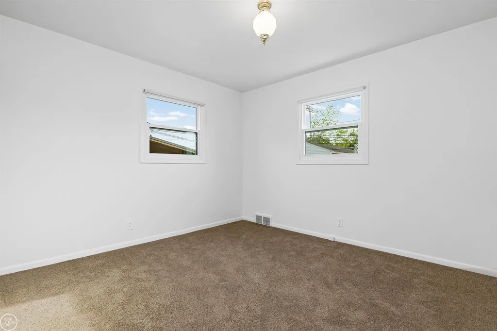 22603 Hill Street Warren City MI 48091