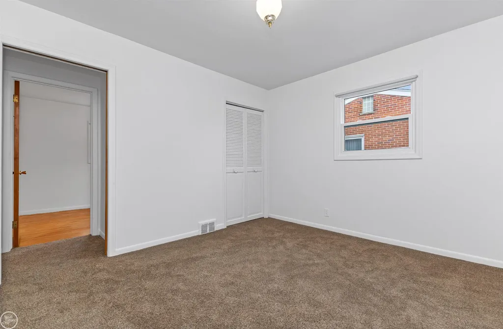 22603 Hill Street Warren City MI 48091