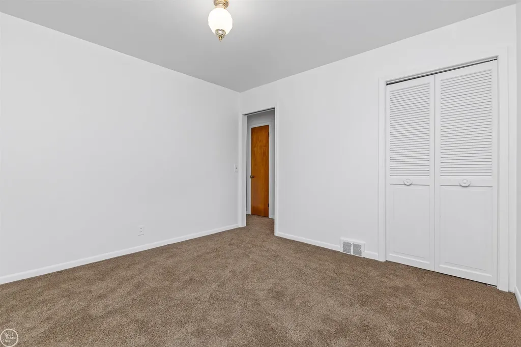 22603 Hill Street Warren City MI 48091
