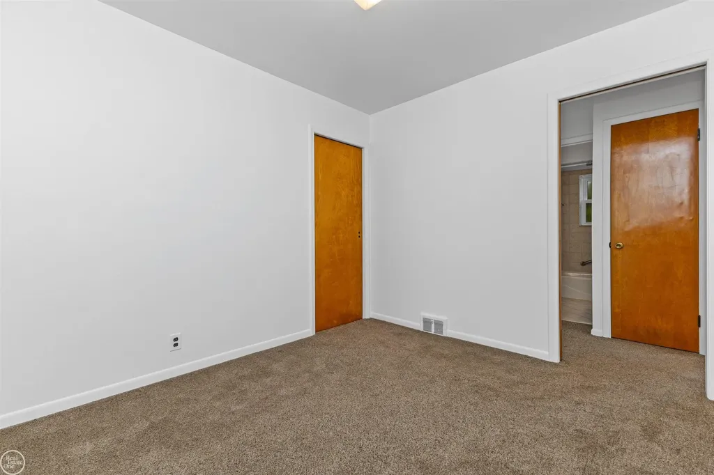 22603 Hill Street Warren City MI 48091