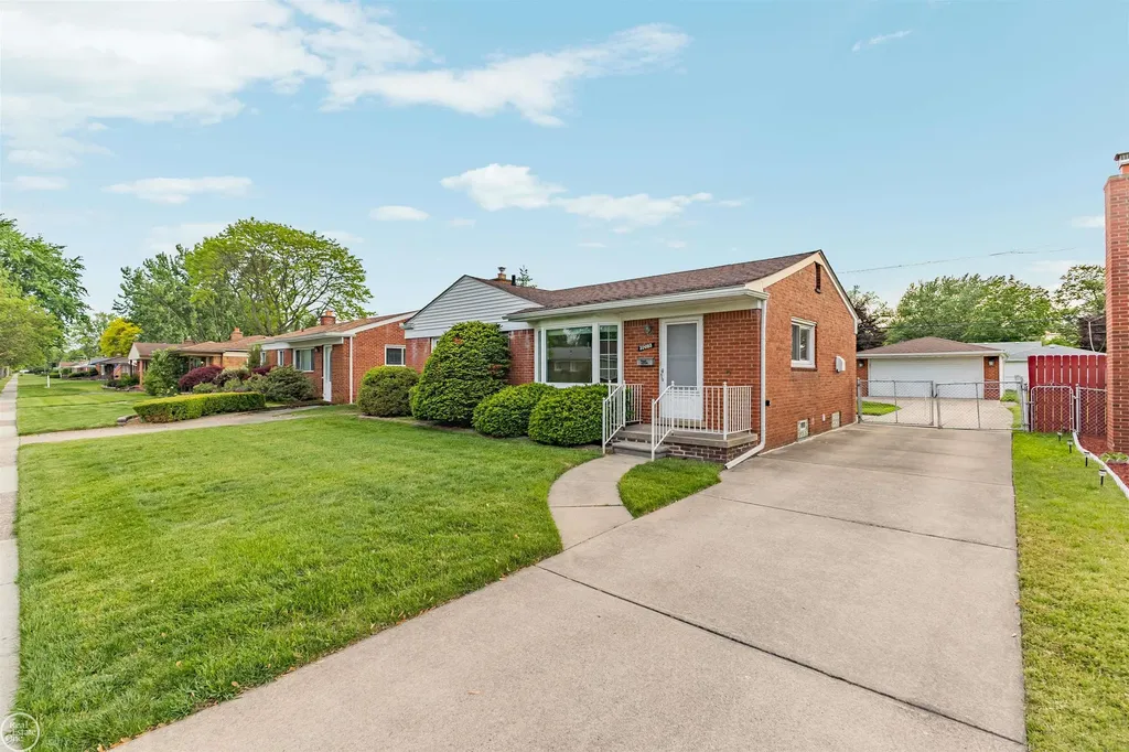 22603 Hill Street Warren City MI 48091