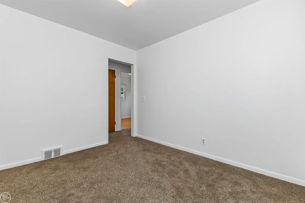 22603 Hill Street Warren City MI 48091