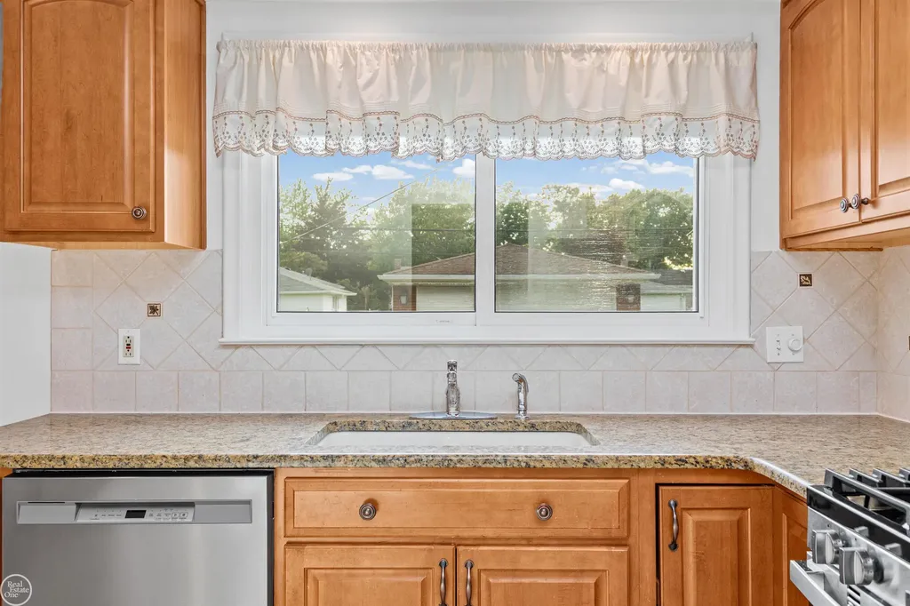 22603 Hill Street Warren City MI 48091