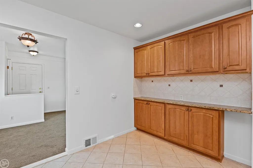 22603 Hill Street Warren City MI 48091