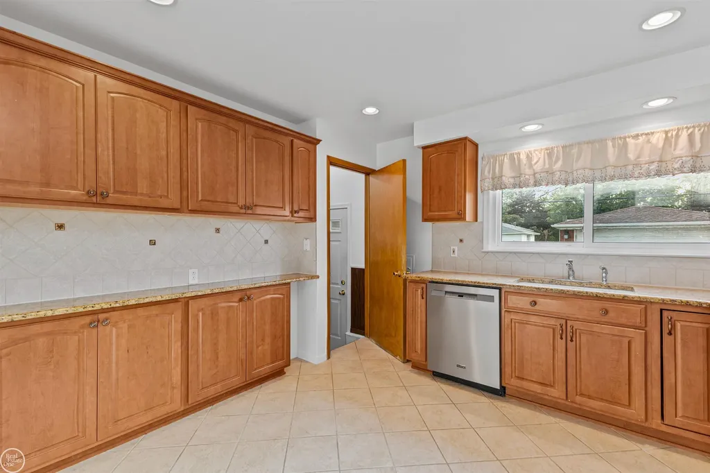 22603 Hill Street Warren City MI 48091