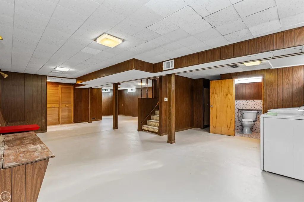 22603 Hill Street Warren City MI 48091